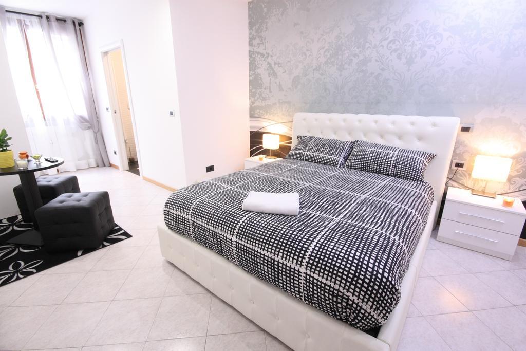 B&B Black&White And Apartments Cantu Phòng bức ảnh