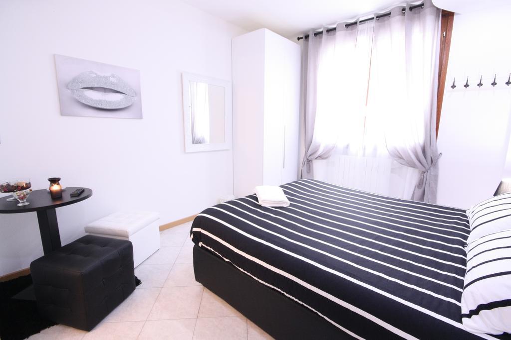 B&B Black&White And Apartments Cantu Phòng bức ảnh